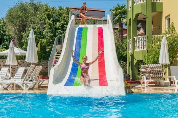 Découvrez les Meilleurs Campings 4 Étoiles avec Piscine dans le Tarn pour des Vacances Inoubliables