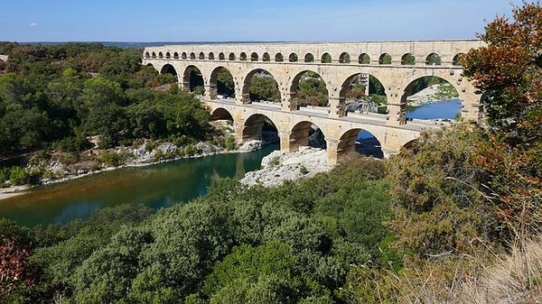 Top 5 des Meilleurs Campings dans le Gard avec Accès Direct à la Rivière
